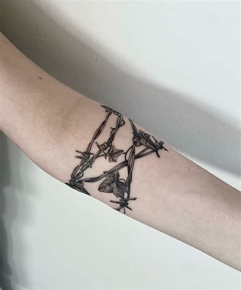 12 Amazing Barbed Wire Tattoos Amp Their Meanings