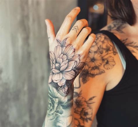 19 Women Amp 39 S Hand Tattoo Ideas To Inspire You 19 Women Amp 39 S Hand Tattoo Ideas To Inspire You