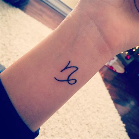 25 Cute Small Feminine Tattoos For Women 2025 Tiny Meaningful Tattoos