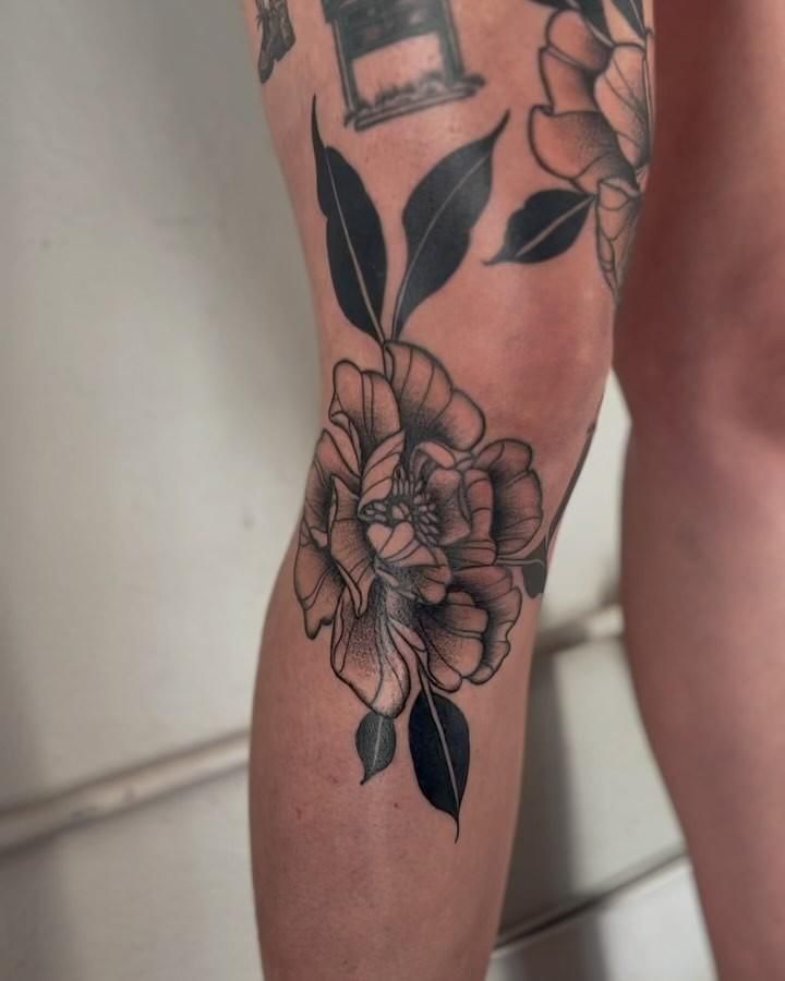 30 Striking Knee Tattoo Designs To Unleash Your Style