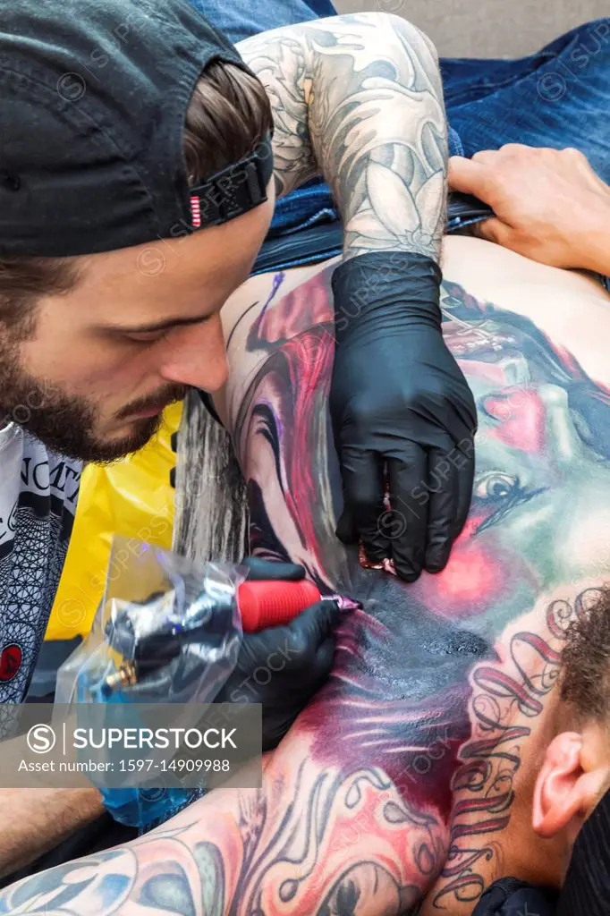 England London London Tattoo Convention Tattooist At Work Stock