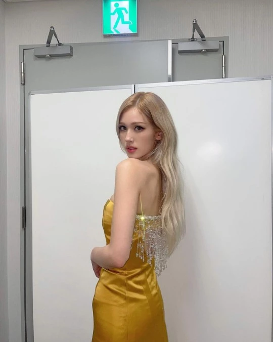 Jeon Somi Revealed Her Cleavage And Embraced A Seductive Image At Mama Kbizoom