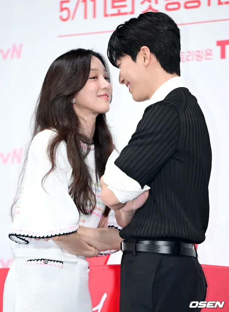 Wi Ha Joon And Jung Ryeo Won Shock Netizens With A Steamy Moment During A Press Conference